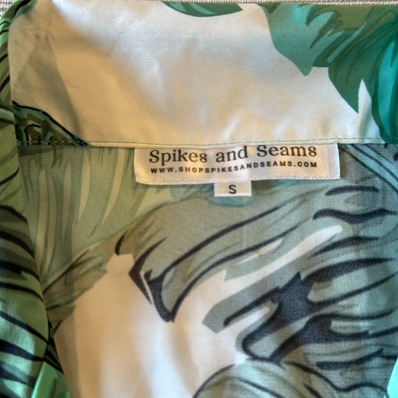 Hawaiian pattern, shorts, and shirt pajama set - Picture 3 of 11